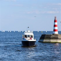 Plaukimas kateriu Kuršių mariose iš Nidos