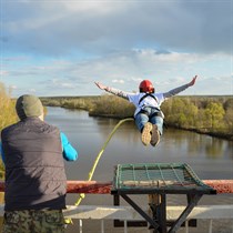 Šuolis su virve nuo Baltosios rožės tilto