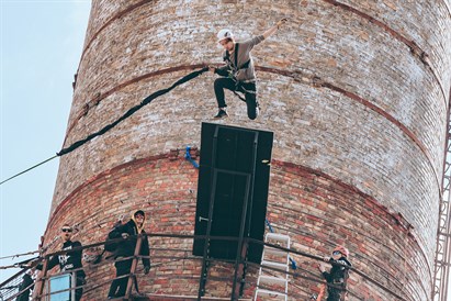 Solo šuolis su virve nuo Slokos bokšto