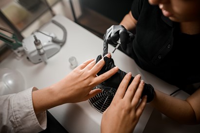 SPA manikiūras su ilgalaikiu geliniu lakavimu
