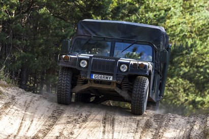 Vairuok karinį visureigį „Humvee M988“