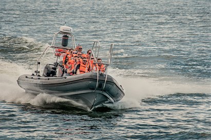 Adrenalino kupinas plaukimas kateriu jūroje