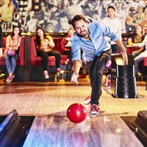 Boulingo žaidimas grupei sporto bare „OʼLearys“