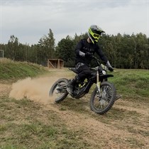 Pasivažinėjimas trasoje elektriniu motociklu