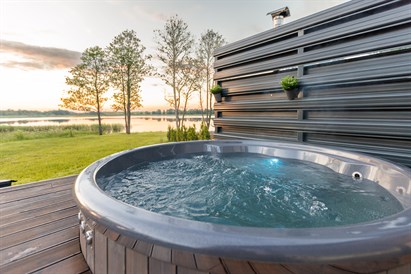 2 nakvynės namelyje su sūkurine vonia + sauna 